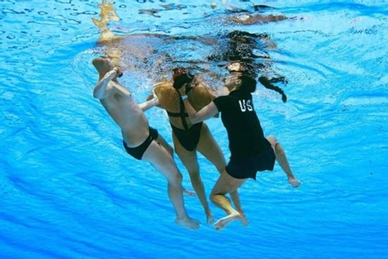 VĐV bơi chìm xuống đáy bể tại giải vô địch thế giới