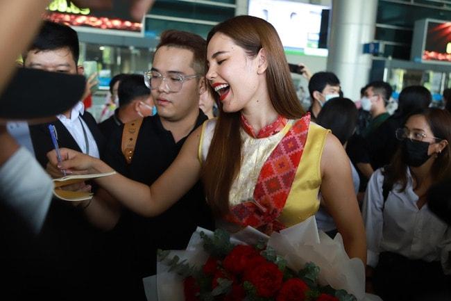 Sang Việt Nam, Miss Universe Catriona Gray có hành động 11 điểm-2