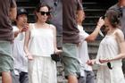 Angelina Jolie rạng ngời trên phim trường, Pax Thiên chăm sóc tận tình