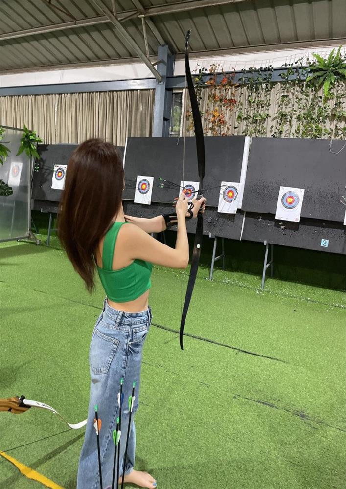 Giảm gần 10kg, Hoàng Thùy Linh bị soi vòng 3 lép xẹp-3