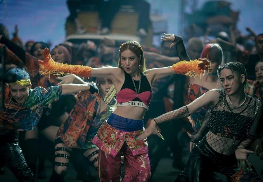 Giảm gần 10kg, Hoàng Thùy Linh bị soi vòng 3 lép xẹp-8