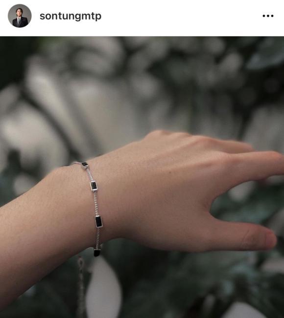 Sơn Tùng khoe vòng hiệu mới tậu, hội chị em chỉ chú ý vào đôi tay-1