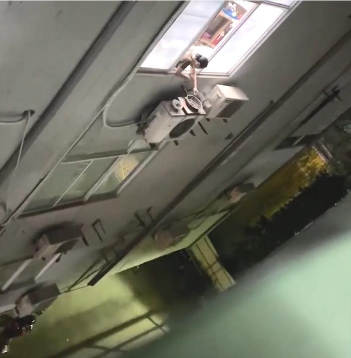 Người phụ nữ hồn nhiên nấu ăn xèo xèo trên cục nóng điều hòa-2