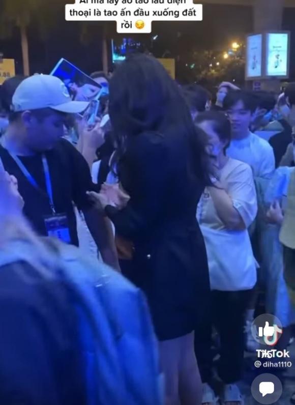 Á hậu Kim Duyên gây tranh cãi, lấy áo bảo vệ lau điện thoại-2