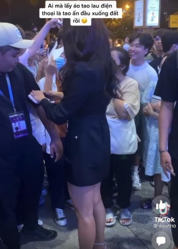 Á hậu Kim Duyên gây tranh cãi, lấy áo bảo vệ lau điện thoại-3