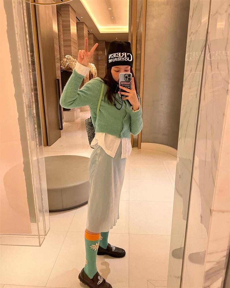 Mỹ nhân Hàn đi đầu xu hướng váy áo, phụ kiện họa tiết độc lạ-3