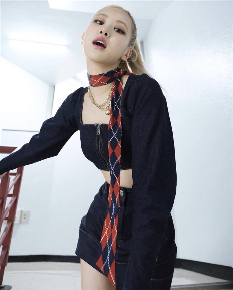 Mỹ nhân Hàn đi đầu xu hướng váy áo, phụ kiện họa tiết độc lạ-4