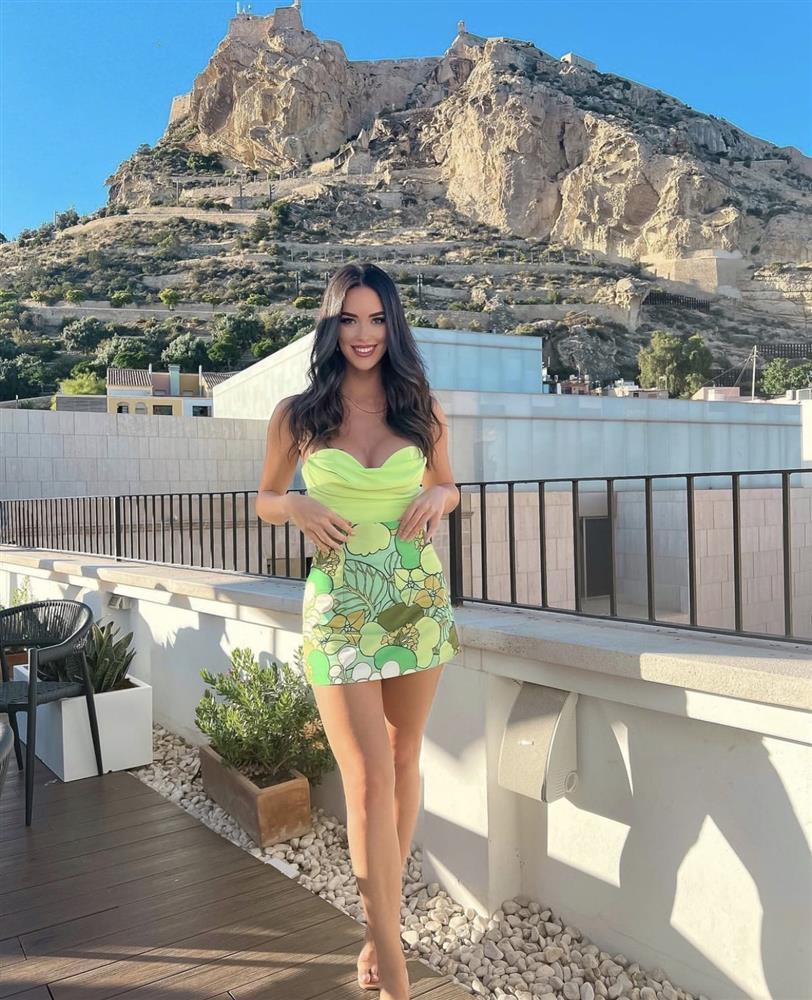 Gigi Hadid, Dua Lipa lăng xê mốt diện đồ bơi bodysuit ra đường-7