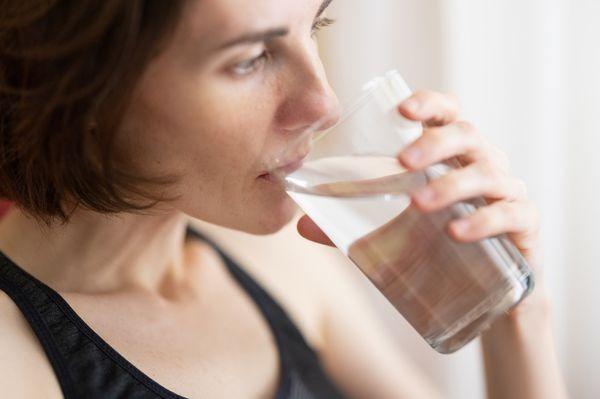 Ba thói quen uống nước lợi bất cập hại-1