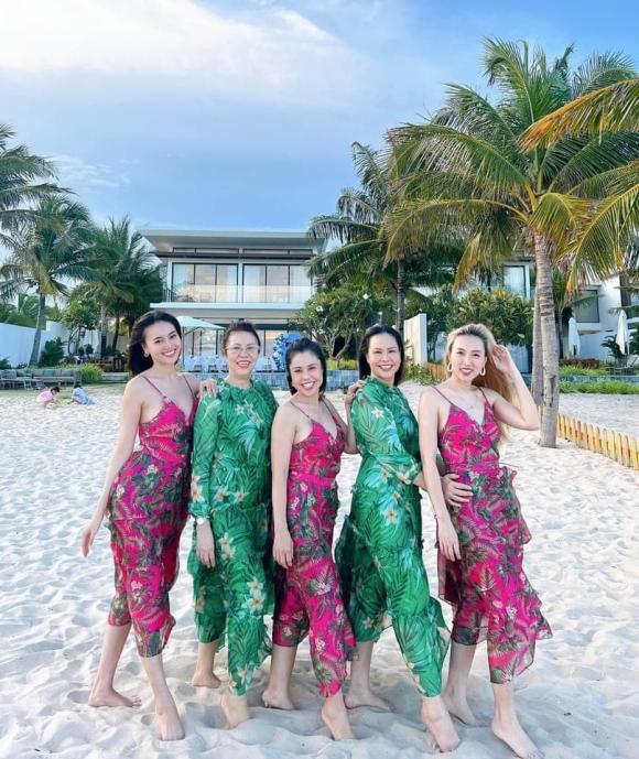 Đáng chú ý nhất là không chỉ chọn một khu resort sang chảnh, gia đình Ninh Dương Lan Ngọc còn đầu tư mua chung váy để mặc giống nhau.