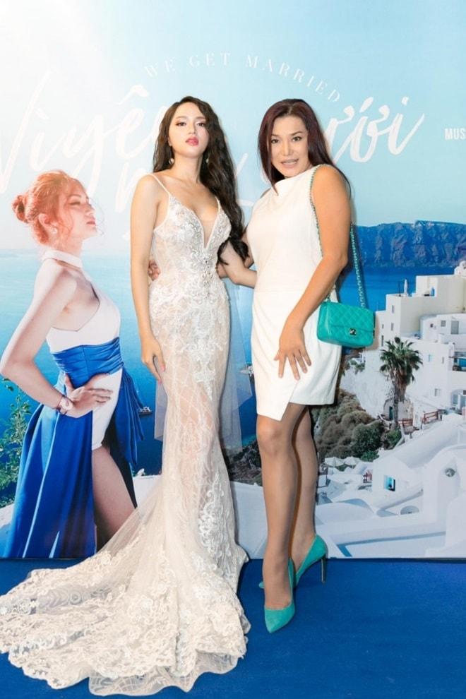 Hương Giang bị chê già hơn Lâm Khánh Chi qua ống kính cam thường-11