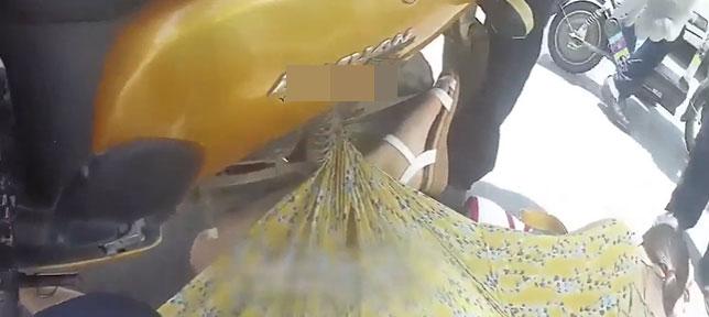 Mặc quần ngắn cũn gác chân trên ô tô, cô gái nhận kết sấp mặt mũi-5