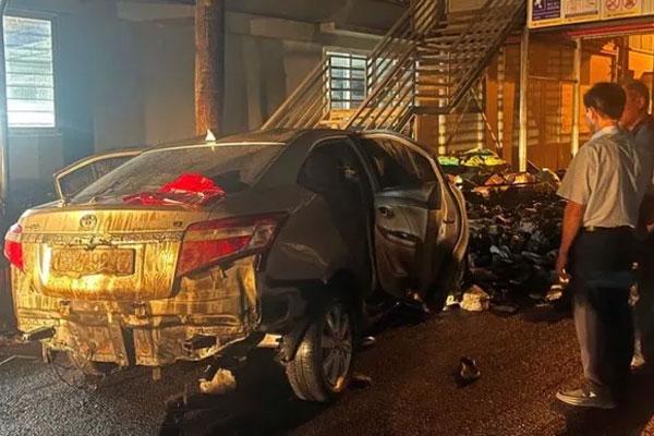 Nghi ngoại tình, chồng lái xe xông vào công ty vợ, ít nhất 1 người chết-2