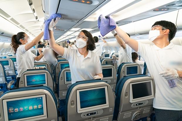 Khách ngồi ghế business 100 triệu, phần ăn bé như chiếc thẻ tín dụng-3