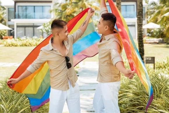 Cặp đồng tính được dàn sao chúc mừng có tình yêu xúc động ra sao?-1
