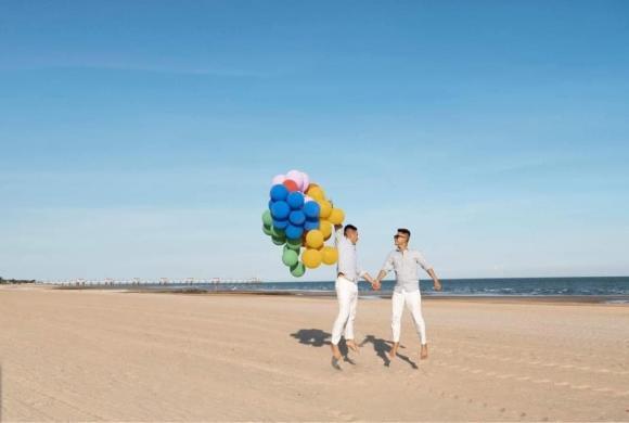 Cặp đồng tính được dàn sao chúc mừng có tình yêu xúc động ra sao?-2