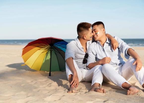 Cặp đồng tính được dàn sao chúc mừng có tình yêu xúc động ra sao?-4