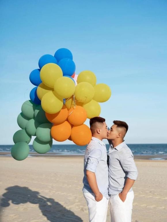 Cặp đồng tính được dàn sao chúc mừng có tình yêu xúc động ra sao?-6