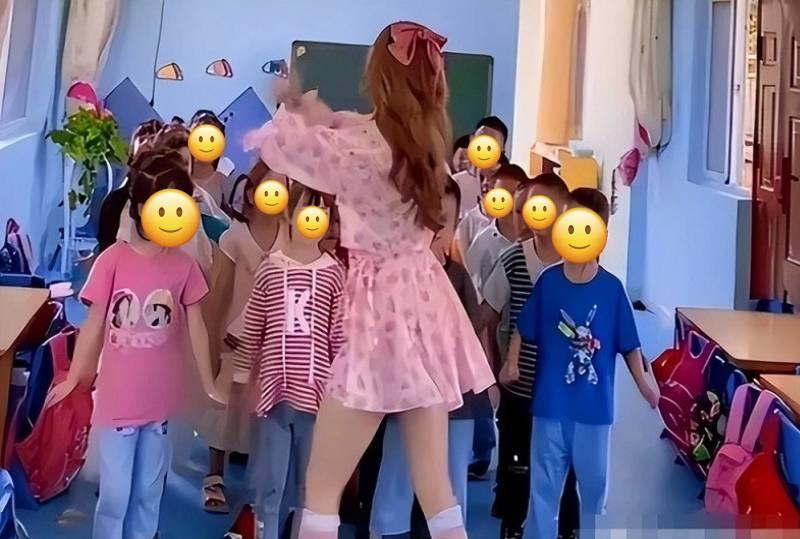 Tranh cãi cô giáo mầm non ăn mặc thiếu vải lên lớp dạy học trò-1