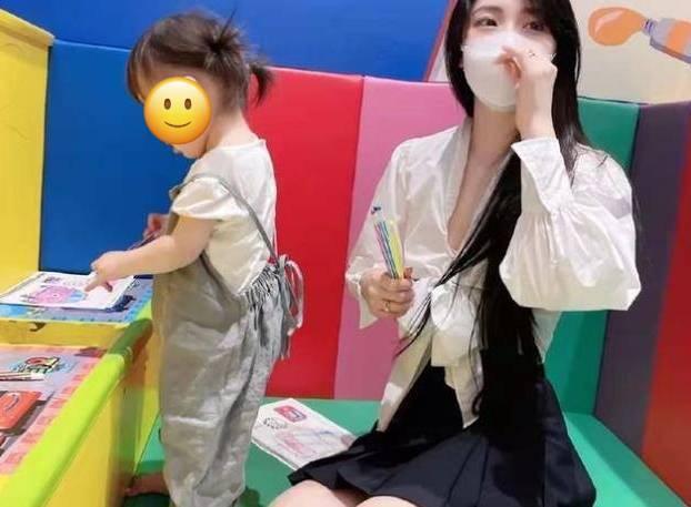 Tranh cãi cô giáo mầm non ăn mặc thiếu vải lên lớp dạy học trò-2