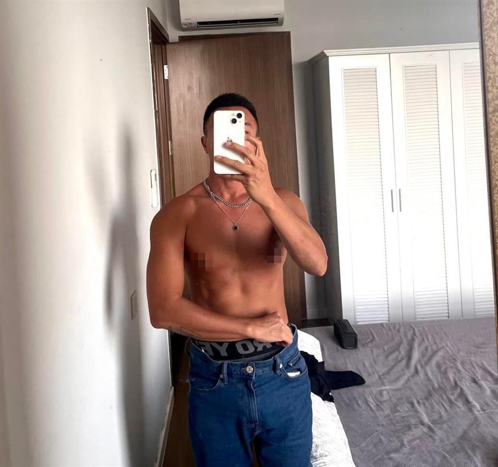 Nam MC tung ảnh truổng cời, vào trang cá nhân còn sốc hơn-3