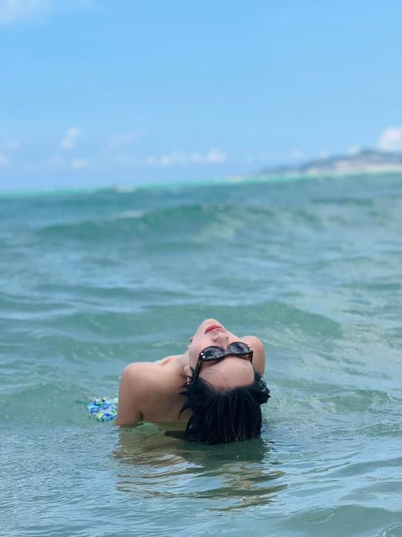 Uyên Linh lột đồ, tắm tiên giữa bãi biển gây sốc-4