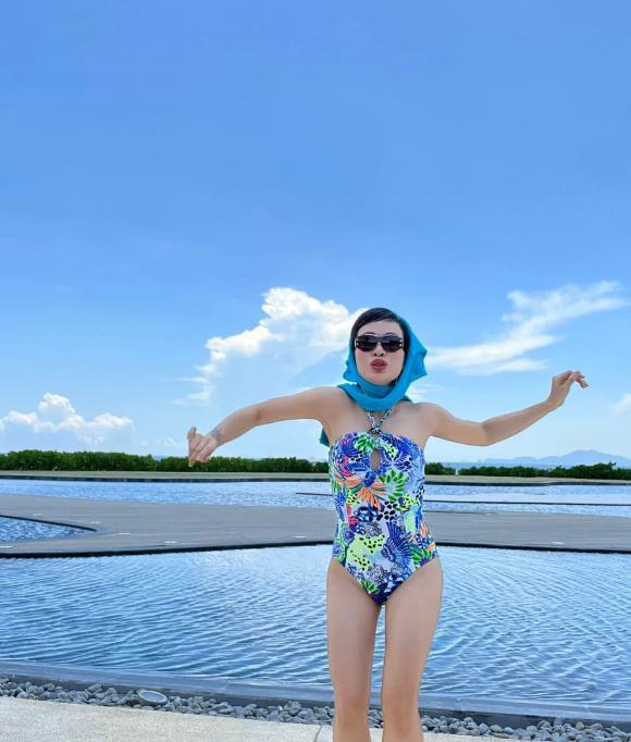 Uyên Linh lột đồ, tắm tiên giữa bãi biển gây sốc-1