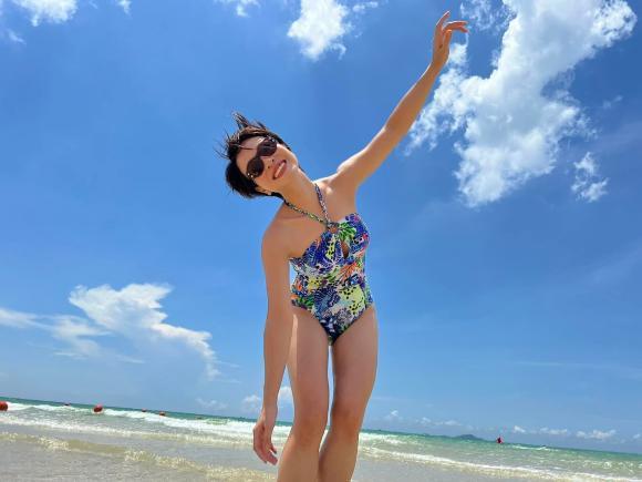 Uyên Linh lột đồ, tắm tiên giữa bãi biển gây sốc-2