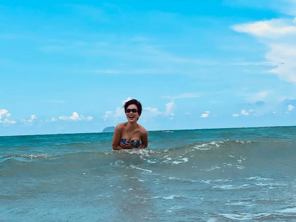 Uyên Linh lột đồ, tắm tiên giữa bãi biển gây sốc-6