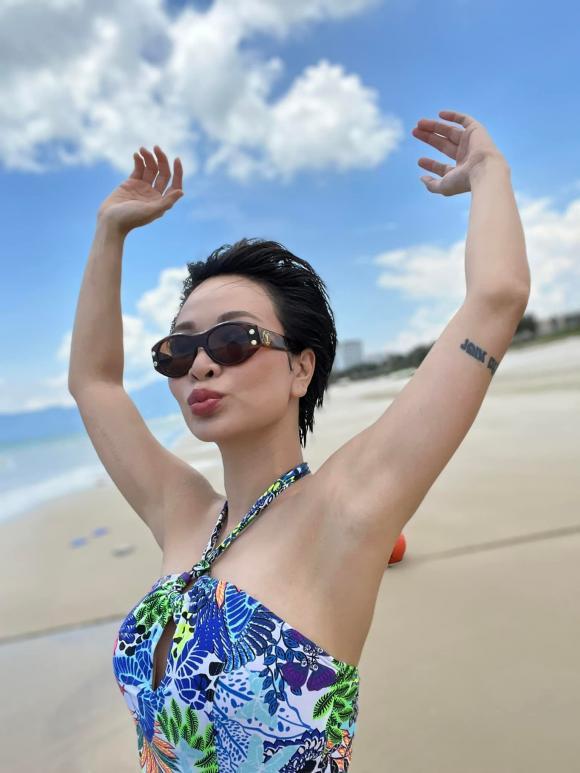 Uyên Linh lột đồ, tắm tiên giữa bãi biển gây sốc-5