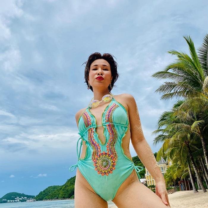 Uyên Linh lột đồ, tắm tiên giữa bãi biển gây sốc-8