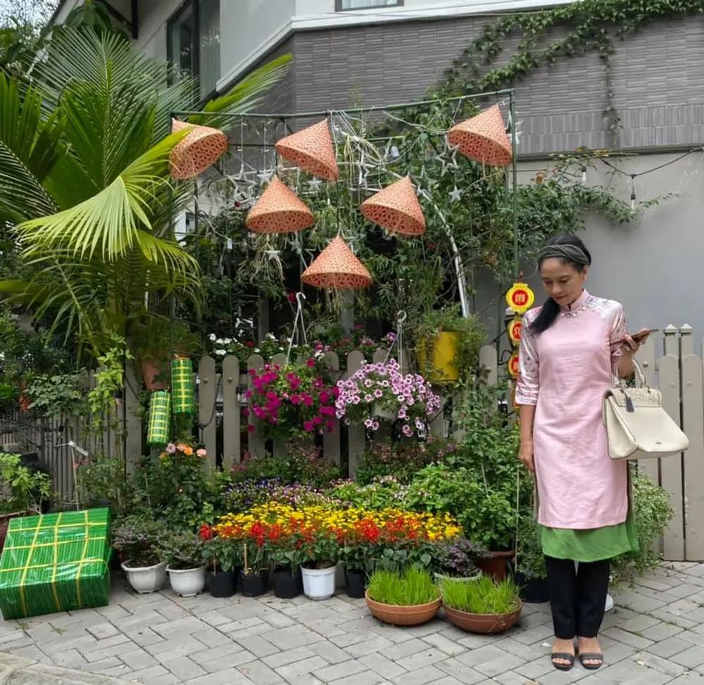 Cuộc sống thích làm mộc, trồng hoa của Cô Gái Xấu Xí ở tuổi 58-11