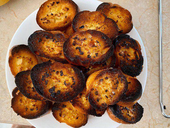 Hồng Quế rán bánh chưng bóng đêm, loạt sao Việt cũng gặp thảm họa tương tự-10