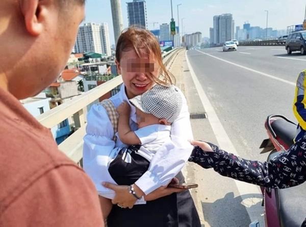 Người phụ nữ ôm con khóc trên cầu Nhật Tân-1