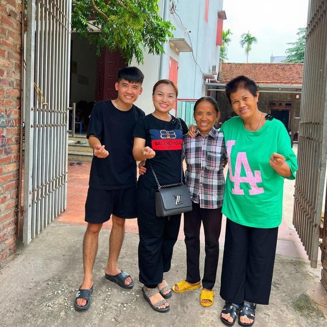 Quỳnh Trần JP được Bà Tân Vlog chiêu đãi món ăn siêu to khổng lồ-1