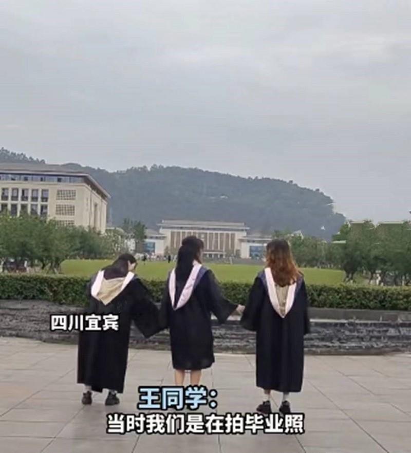 Tạo dáng chụp ảnh tốt nghiệp bá đạo, nữ sinh gặp phải tình huống éo le-1