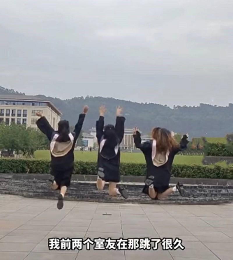 Tạo dáng chụp ảnh tốt nghiệp bá đạo, nữ sinh gặp phải tình huống éo le-2