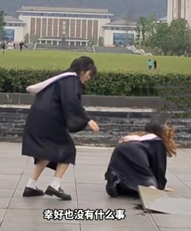 Tạo dáng chụp ảnh tốt nghiệp bá đạo, nữ sinh gặp phải tình huống éo le-5