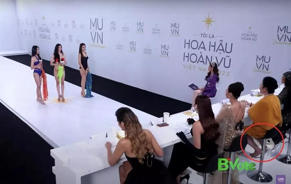 Cô Xuân Trang lên đồ lạc quẻ, bị chê 0 điểm thanh lịch-7