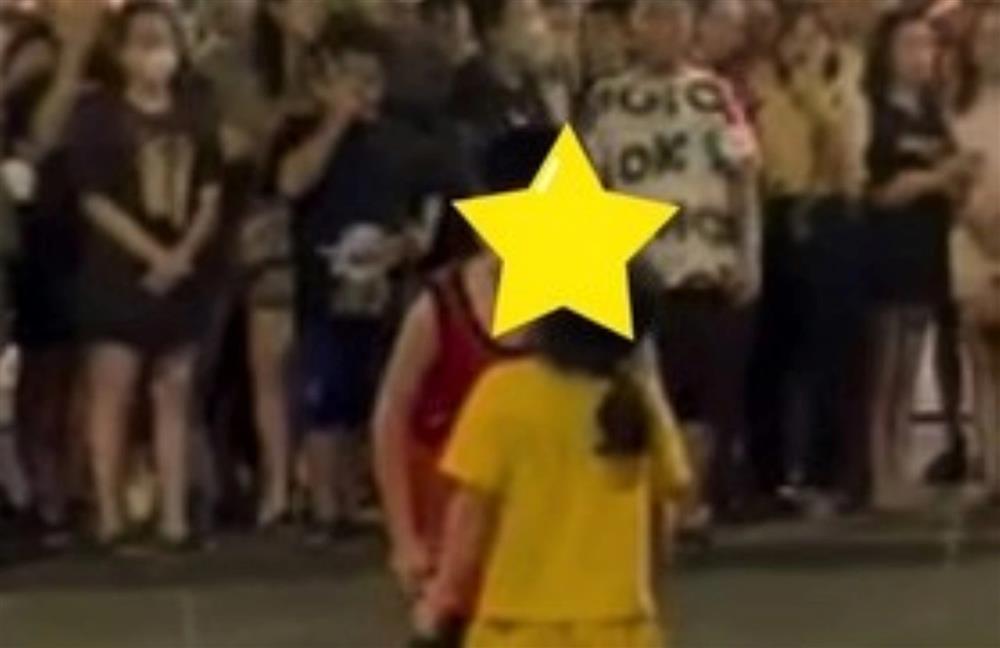 Phẫn nộ cảnh ghép đôi hai trẻ em ở phố đi bộ TP Vinh-1