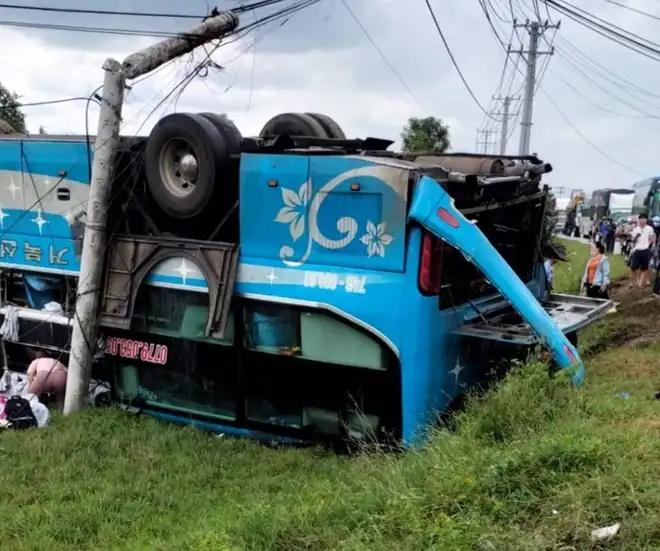 Bình Thuận: Xe khách lao xuống ruộng, 11 người bị thương-1