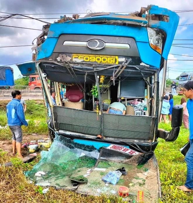 Bình Thuận: Xe khách lao xuống ruộng, 11 người bị thương-2