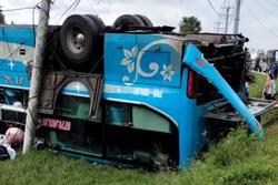 Bình Thuận: Xe khách lao xuống ruộng, 11 người bị thương