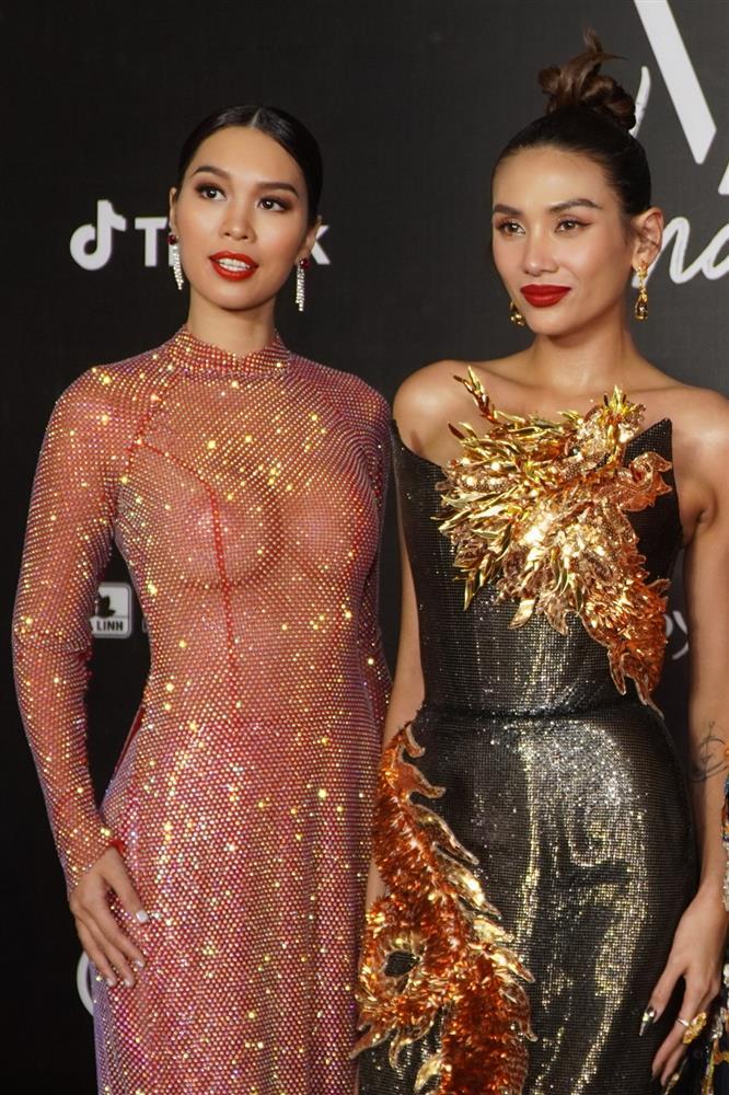 Hà Anh mặc áo dài hở hang, lộ ngực phản cảm trên thảm đỏ-1