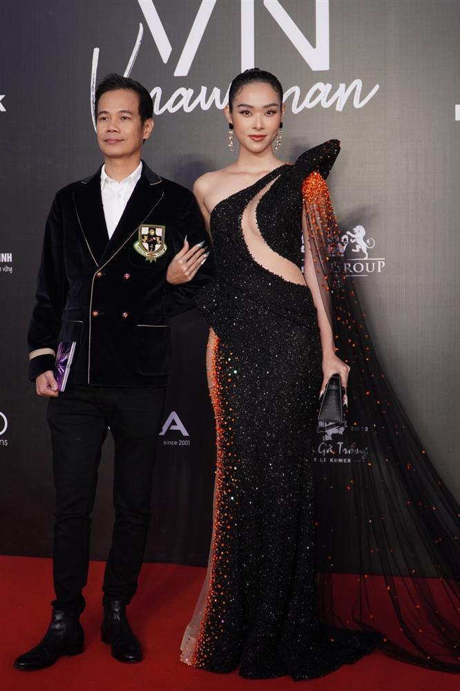 Hà Anh mặc áo dài hở hang, lộ ngực phản cảm trên thảm đỏ-11