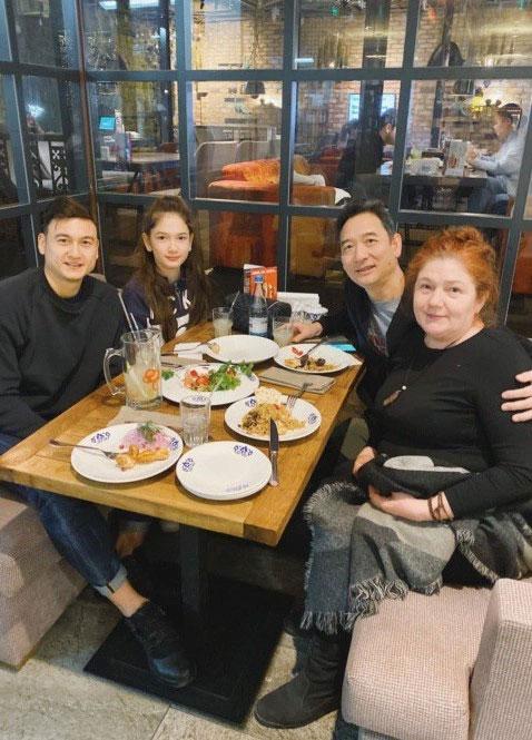 Đặng Văn Lâm hiếm hoi khoe bố mẹ, ngoại hình 2 phụ huynh gây sốt-4