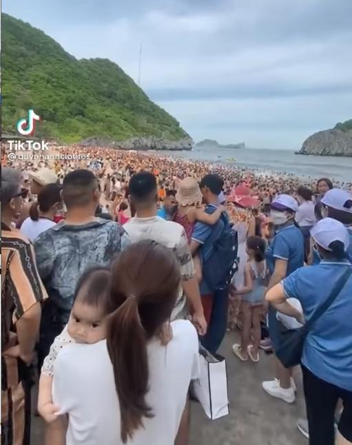 Cát Bà vỡ trận, khách du lịch chen chúc tắm biển dịp cuối tuần-1