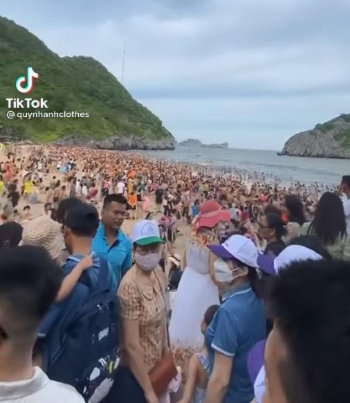 Cát Bà vỡ trận, khách du lịch chen chúc tắm biển dịp cuối tuần-2