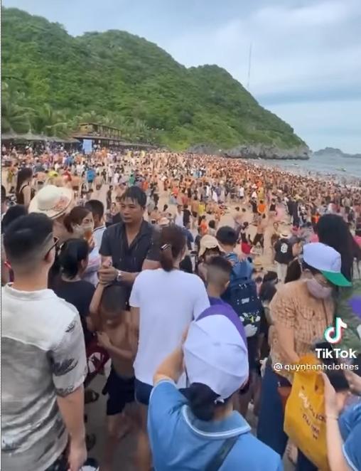 Cát Bà vỡ trận, khách du lịch chen chúc tắm biển dịp cuối tuần-3