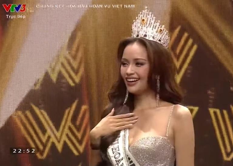 Ngọc Châu đăng quang Hoa hậu Hoàn vũ Việt Nam 2022-3